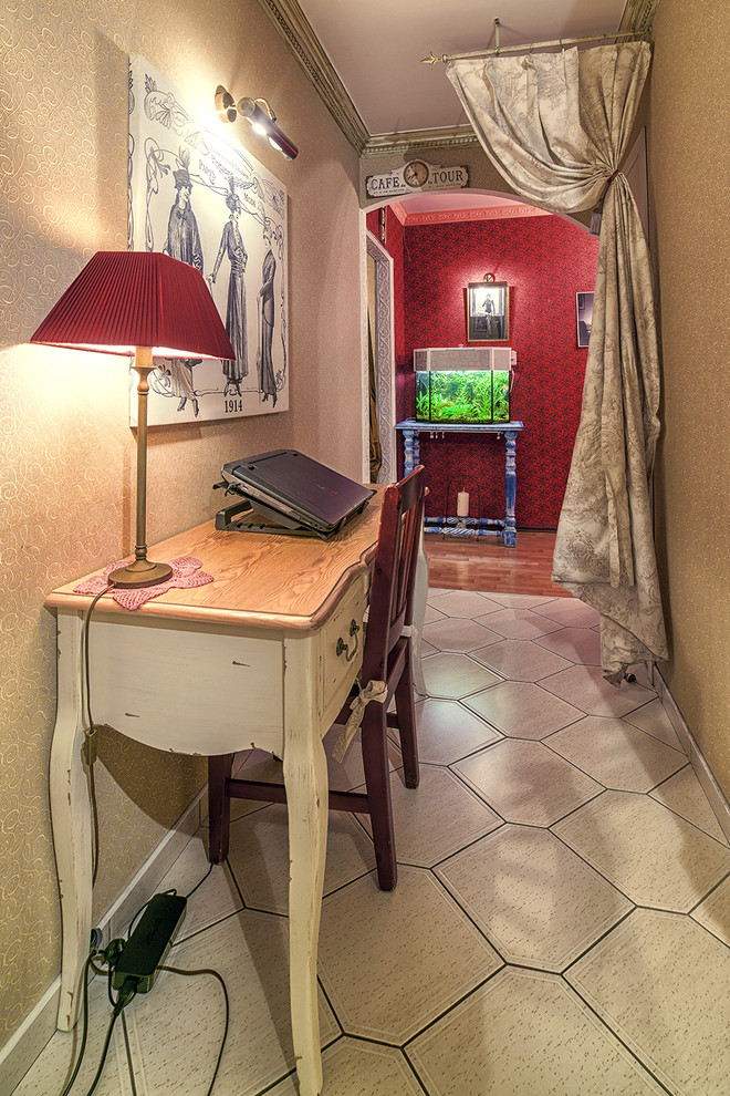 Источник вдохновения для домашнего уюта: маленький коридор в стиле фьюжн с бежевыми стенами и полом из керамической плитки для на участке и в саду