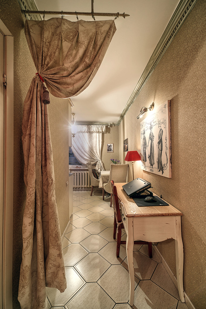 Imagen de recibidores y pasillos bohemios pequeños con paredes beige, suelo de baldosas de cerámica y iluminación