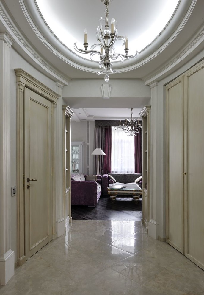 Свежая идея для дизайна: коридор среднего размера в классическом стиле с серыми стенами и полом из керамической плитки - отличное фото интерьера
