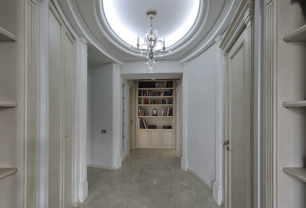 Foto de recibidores y pasillos clásicos de tamaño medio con paredes grises y suelo de baldosas de cerámica