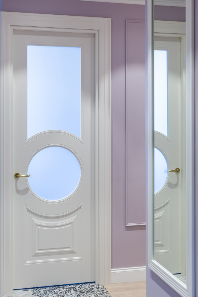 Свежая идея для дизайна: коридор среднего размера в стиле неоклассика (современная классика) с фиолетовыми стенами, полом из ламината и бежевым полом - отличное фото интерьера