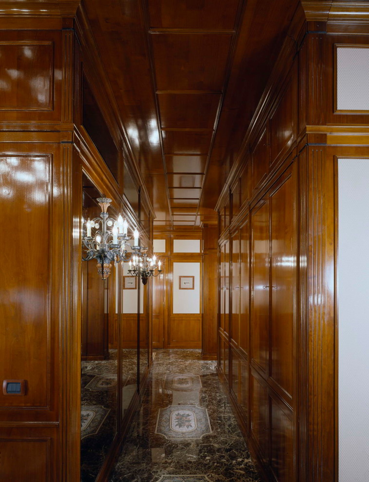 Пример оригинального дизайна: коридор в викторианском стиле с коричневыми стенами и мраморным полом