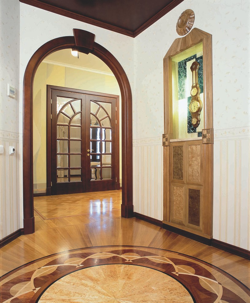 Источник вдохновения для домашнего уюта: коридор среднего размера в стиле неоклассика (современная классика) с бежевыми стенами и паркетным полом среднего тона
