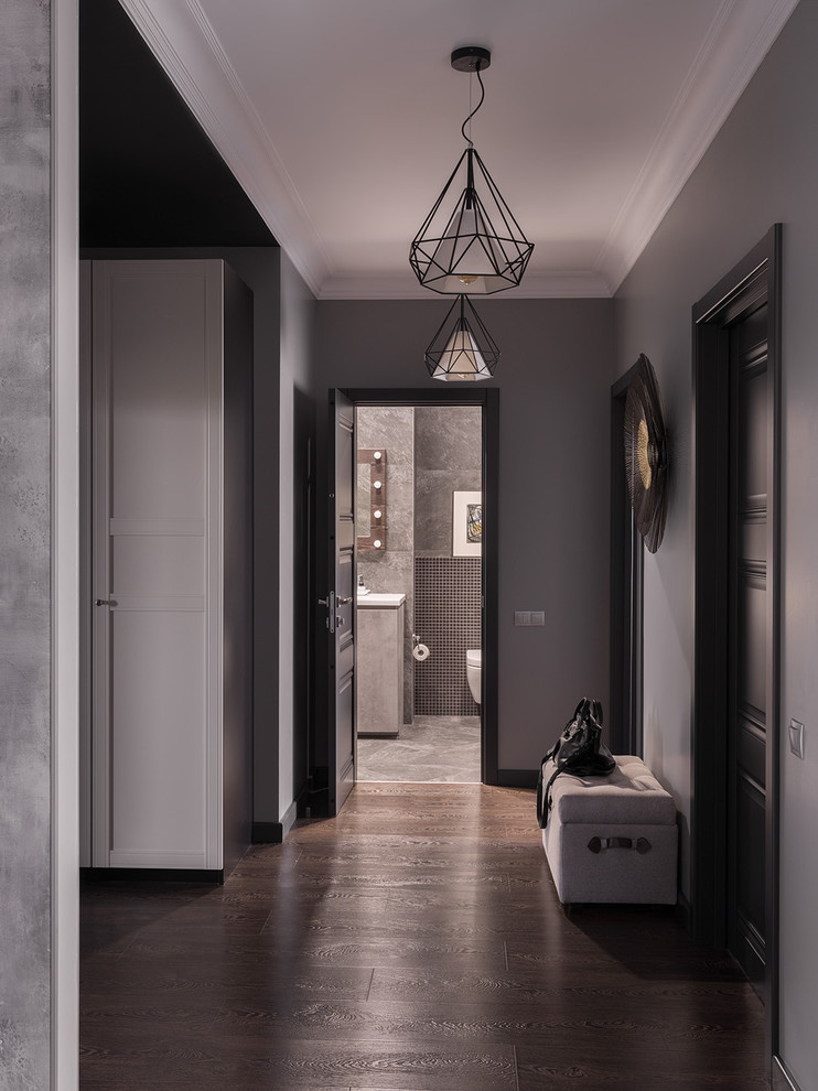 Источник вдохновения для домашнего уюта: коридор в современном стиле с серыми стенами, темным паркетным полом и коричневым полом