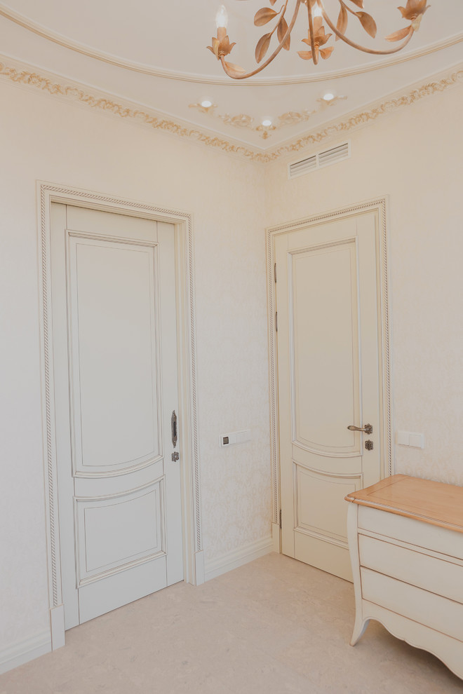 Modelo de recibidores y pasillos clásicos pequeños con paredes beige y suelo de madera clara