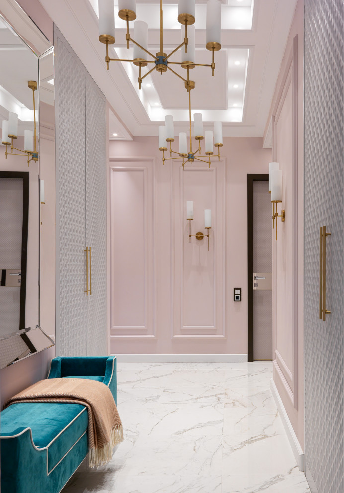 Foto de recibidores y pasillos tradicionales renovados de tamaño medio con suelo de baldosas de porcelana, suelo beige, paredes rosas y bandeja