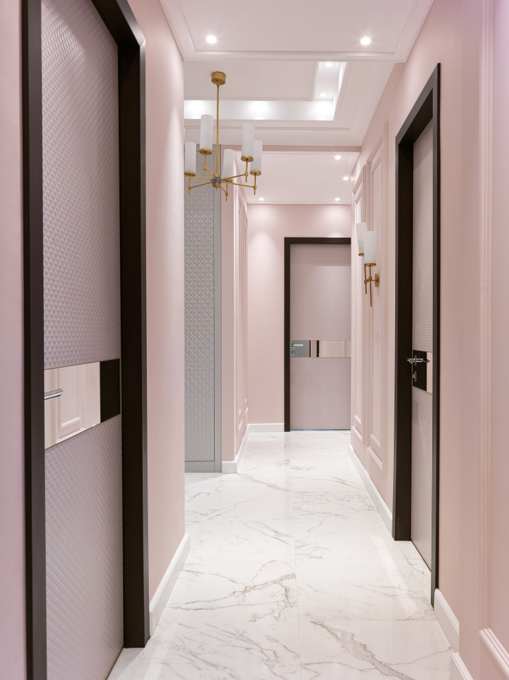 Свежая идея для дизайна: коридор среднего размера в стиле неоклассика (современная классика) с полом из керамогранита и бежевым полом - отличное фото интерьера