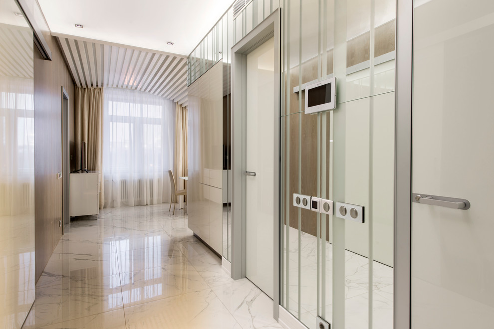 Cette image montre un couloir design de taille moyenne avec un mur blanc et un sol en marbre.