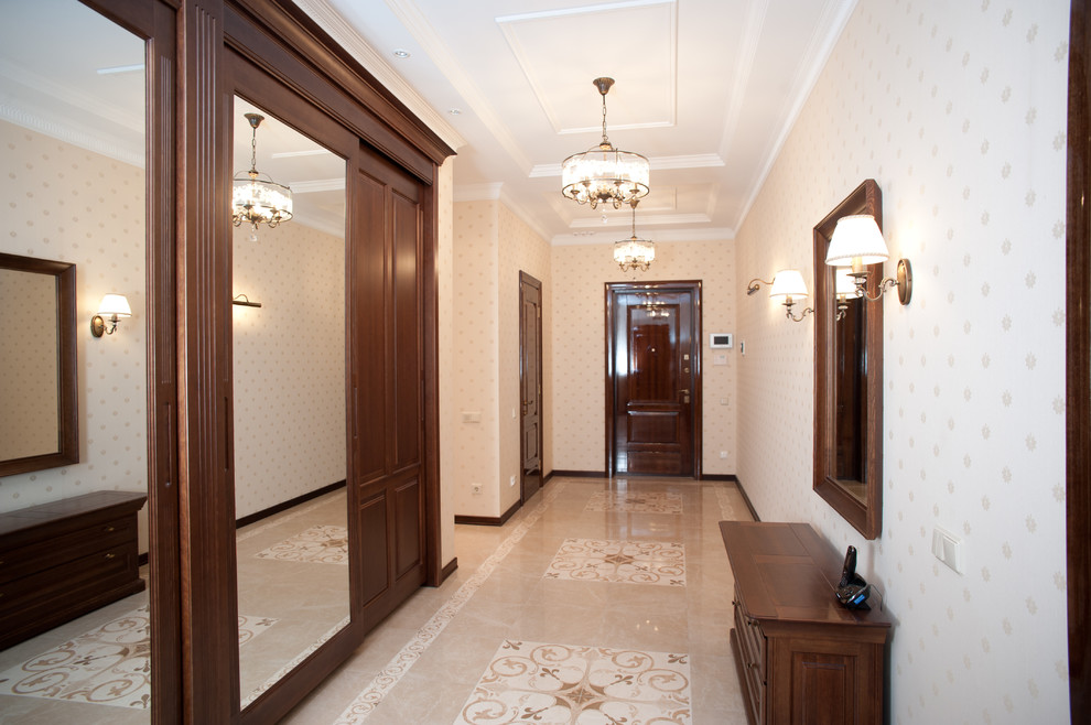 На фото: коридор среднего размера в классическом стиле с бежевыми стенами и полом из керамогранита