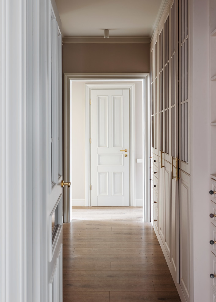 Пример оригинального дизайна: коридор среднего размера в классическом стиле с бежевыми стенами
