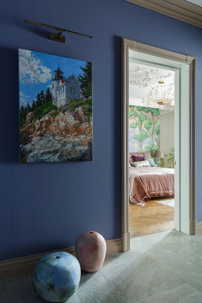 Mittelgroßer Klassischer Flur mit blauer Wandfarbe, Porzellan-Bodenfliesen und grauem Boden in Sankt Petersburg