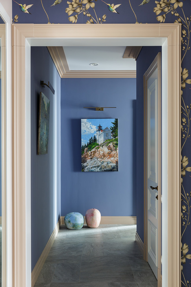 Ispirazione per un ingresso o corridoio chic di medie dimensioni con pareti blu, pavimento in gres porcellanato e pavimento grigio