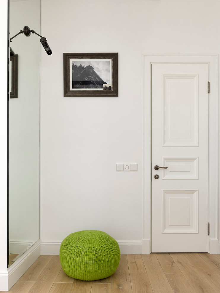 Источник вдохновения для домашнего уюта: коридор в скандинавском стиле с белыми стенами, светлым паркетным полом и бежевым полом