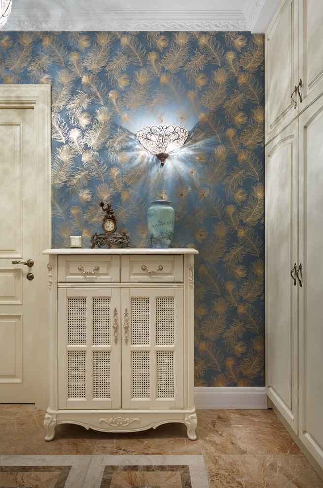 На фото: коридор в классическом стиле с полом из керамической плитки и синими стенами
