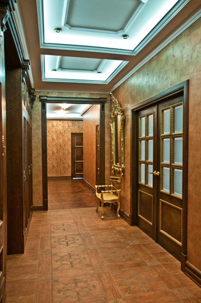 Immagine di un ingresso o corridoio classico con pareti marroni