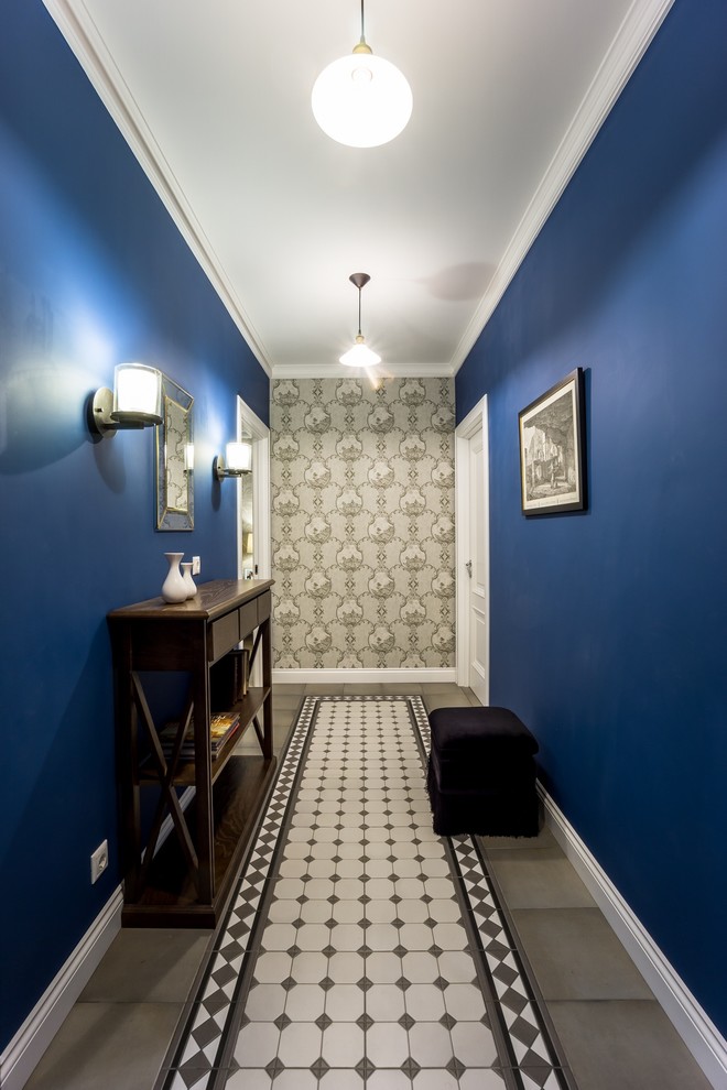 Réalisation d'un couloir tradition avec un mur bleu.