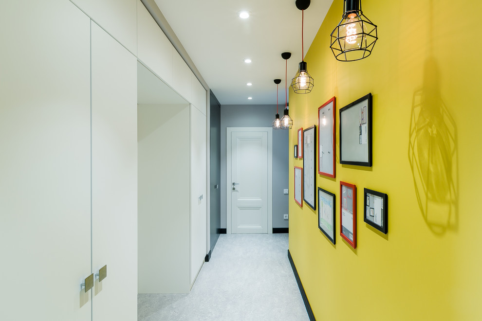 Свежая идея для дизайна: коридор в современном стиле с желтыми стенами - отличное фото интерьера