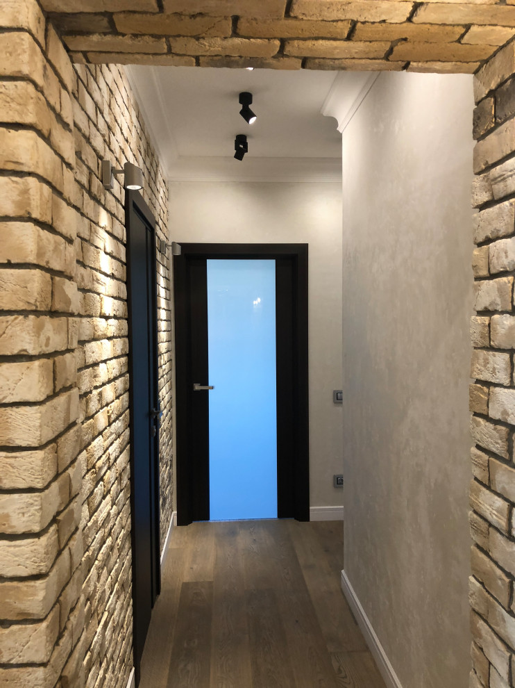 Ispirazione per un ingresso o corridoio industriale di medie dimensioni con pareti multicolore, pavimento in legno massello medio e pavimento multicolore