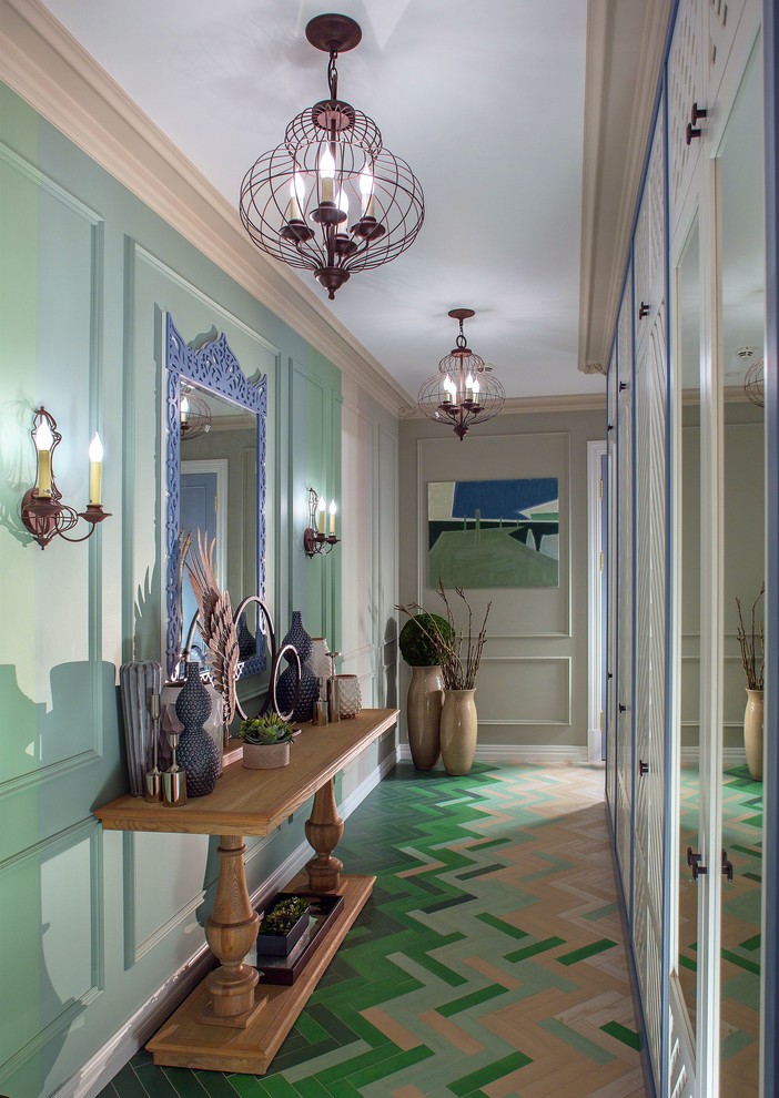 Foto di un ingresso o corridoio boho chic di medie dimensioni con pareti verdi, pavimento verde e pavimento in legno verniciato