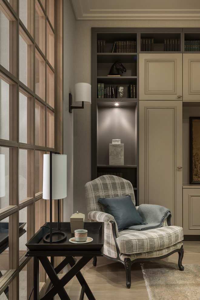 Свежая идея для дизайна: коридор в стиле неоклассика (современная классика) с мраморным полом, серым полом и серыми стенами - отличное фото интерьера