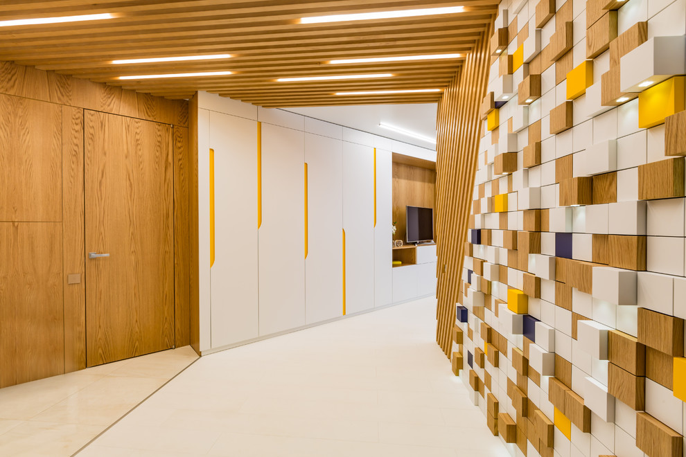 Свежая идея для дизайна: коридор среднего размера в современном стиле с коричневыми стенами и белым полом - отличное фото интерьера