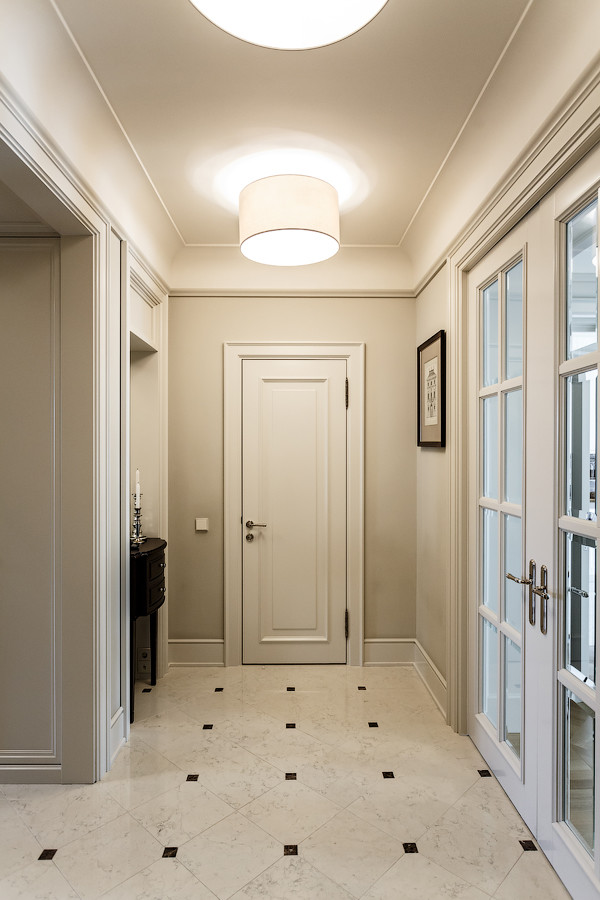 Свежая идея для дизайна: коридор в классическом стиле с серыми стенами - отличное фото интерьера