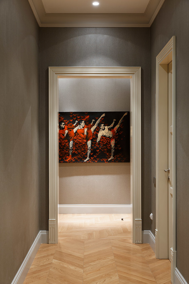 Immagine di un ingresso o corridoio minimal con pareti grigie e parquet chiaro
