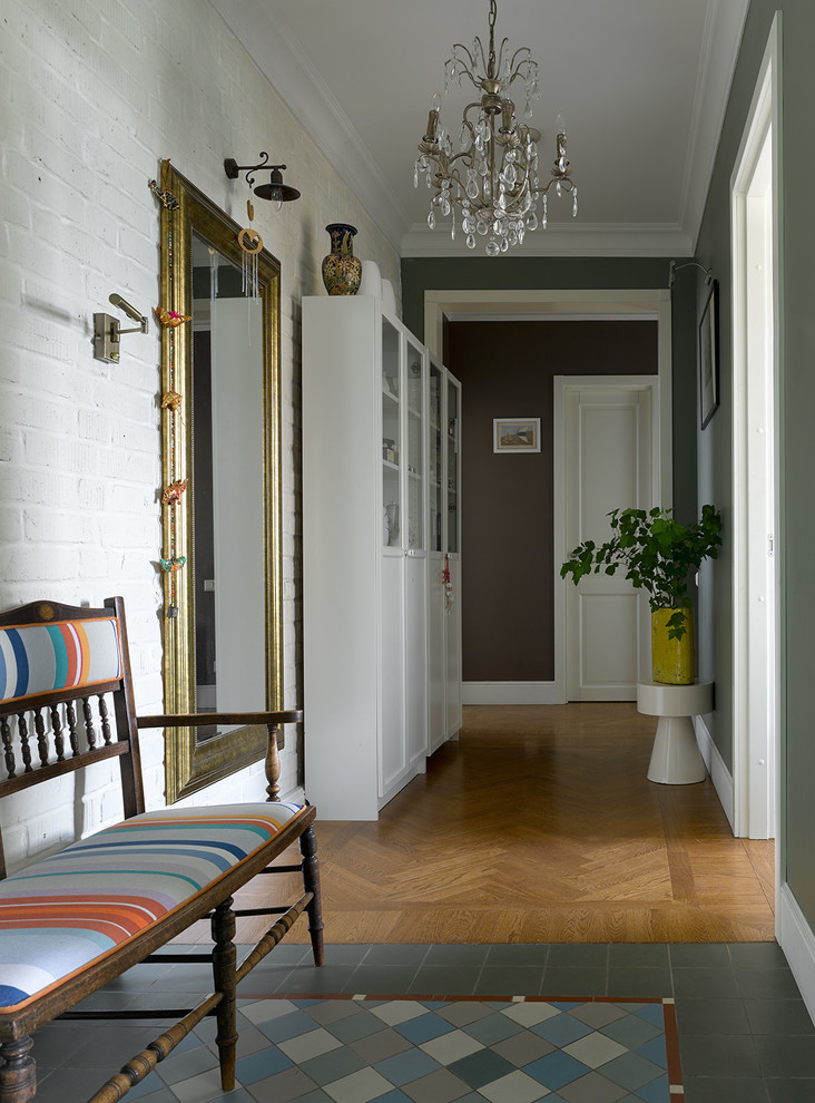 На фото: коридор в стиле фьюжн с белыми стенами, паркетным полом среднего тона и коричневым полом