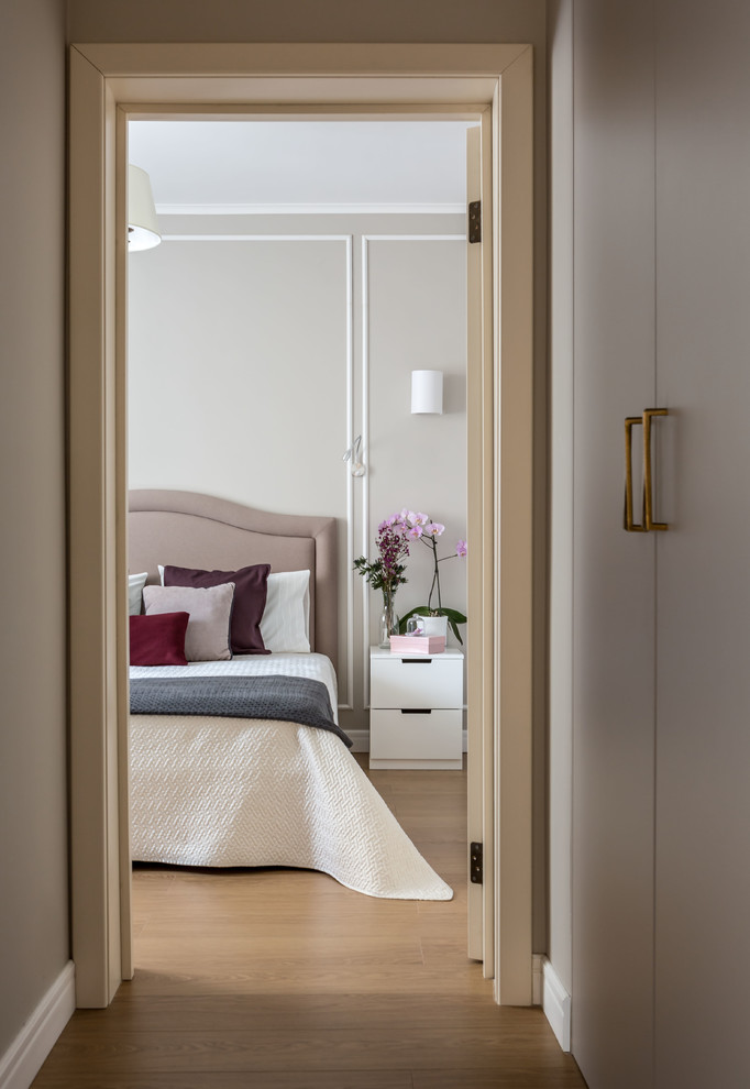 Источник вдохновения для домашнего уюта: коридор с серыми стенами и светлым паркетным полом