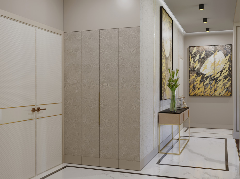 Idée de décoration pour un couloir tradition avec un mur beige, un sol en marbre et un sol blanc.