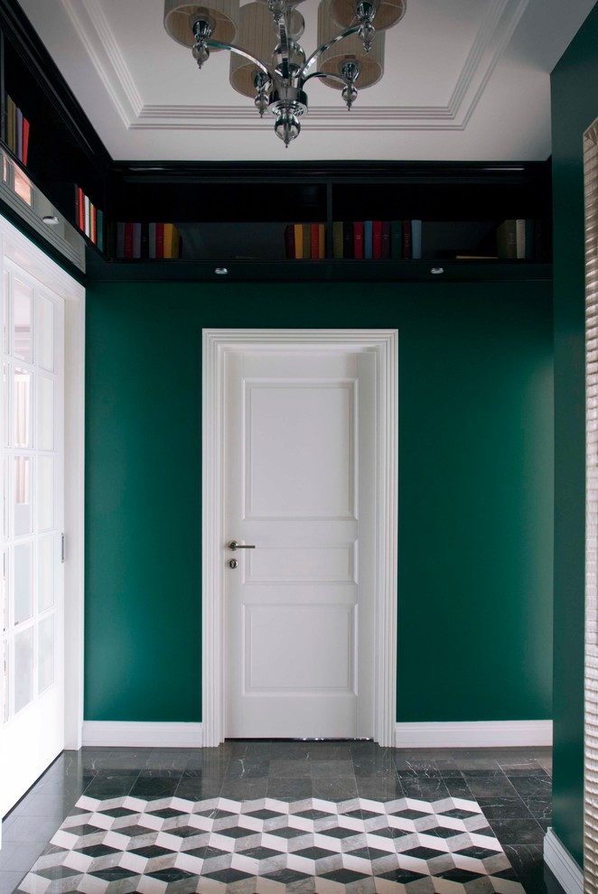 Immagine di un ingresso o corridoio design di medie dimensioni con pareti verdi