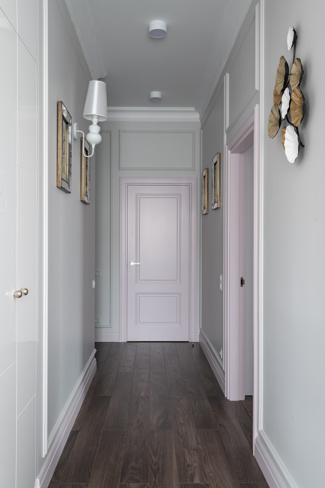 Свежая идея для дизайна: коридор: освещение в современном стиле с серыми стенами, темным паркетным полом и коричневым полом - отличное фото интерьера