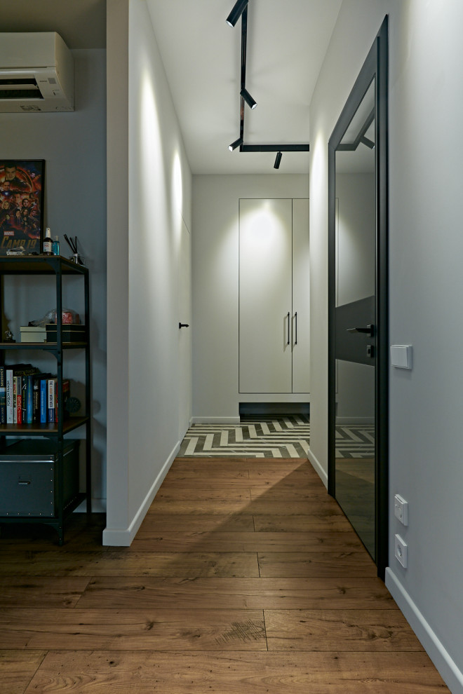 Идея дизайна: коридор среднего размера в современном стиле с белыми стенами, полом из керамогранита и разноцветным полом