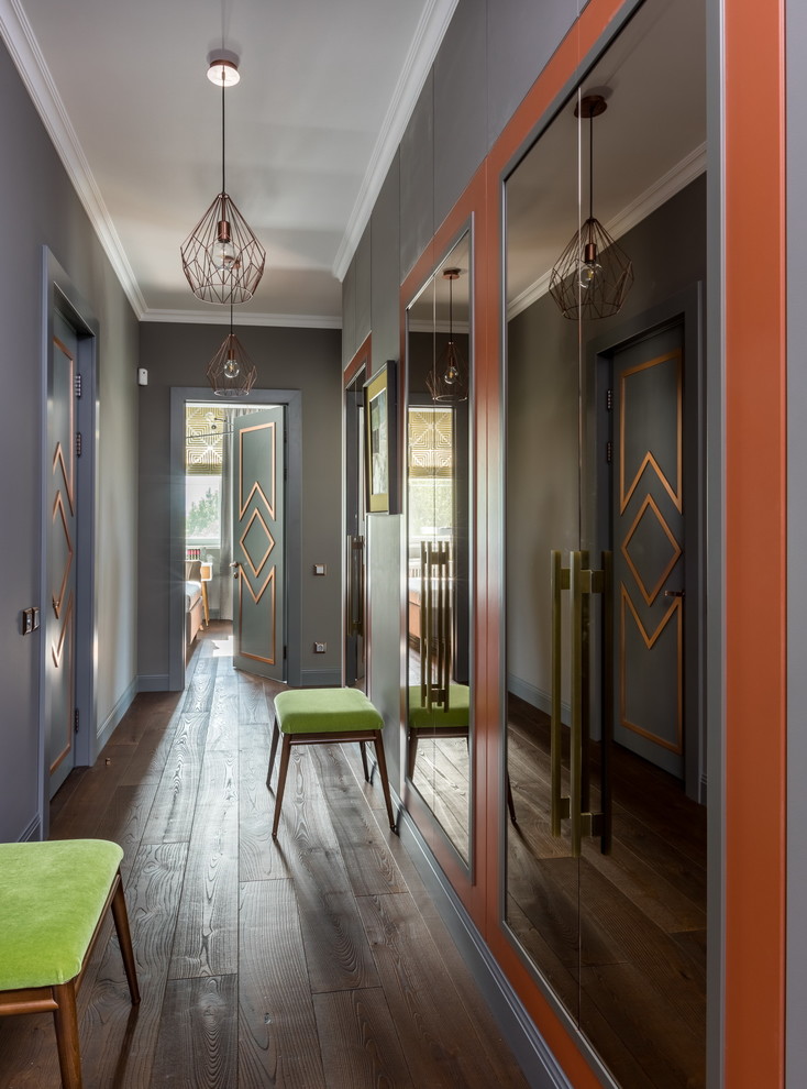 Свежая идея для дизайна: коридор в современном стиле с серыми стенами, темным паркетным полом и коричневым полом - отличное фото интерьера
