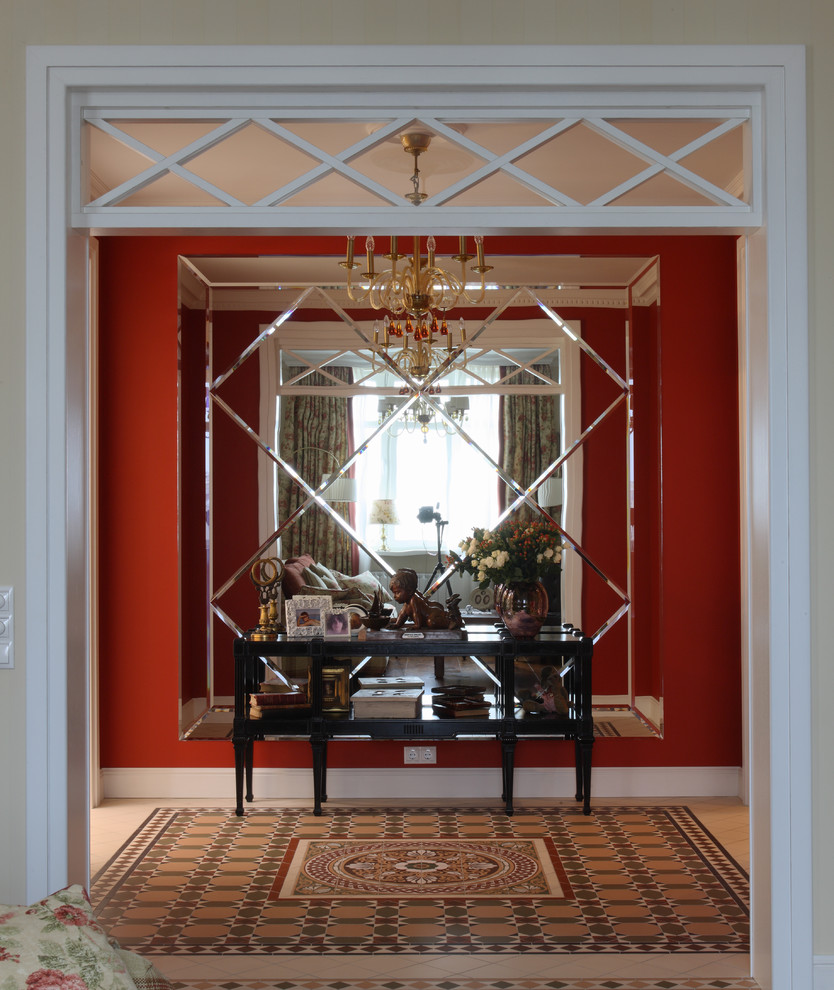 Идея дизайна: узкий коридор среднего размера в классическом стиле с красными стенами и полом из керамической плитки