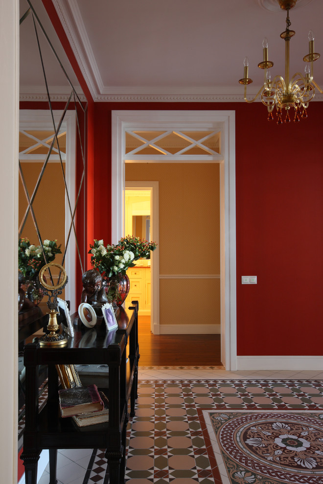 Exempel på en mellanstor klassisk hall, med röda väggar och klinkergolv i keramik