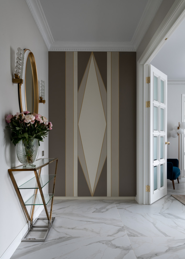 Стильный дизайн: коридор в стиле ретро с серыми стенами и белым полом - последний тренд