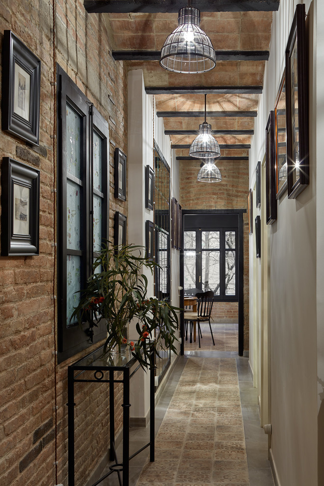 Свежая идея для дизайна: маленький коридор в стиле лофт с коричневыми стенами, полом из керамической плитки и коричневым полом для на участке и в саду - отличное фото интерьера