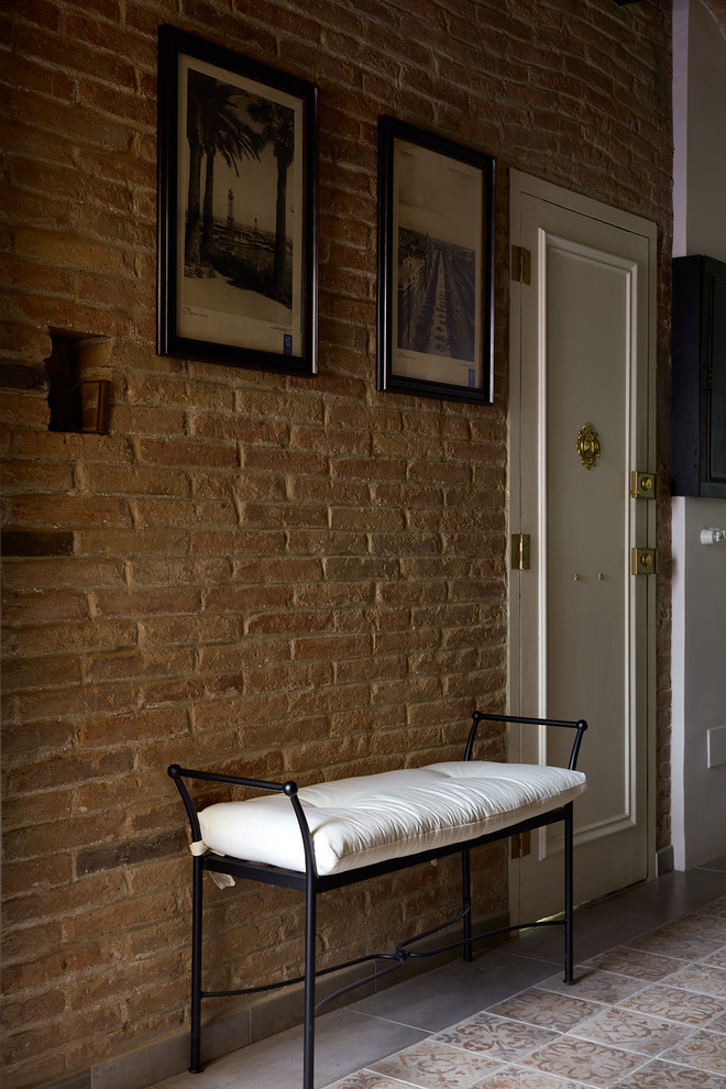 Bild på en liten vintage hall, med bruna väggar, klinkergolv i keramik och brunt golv