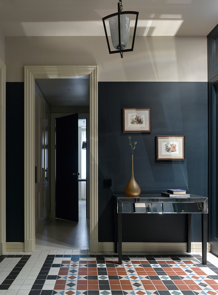 Свежая идея для дизайна: коридор в современном стиле с черными стенами, разноцветным полом и полом из керамогранита - отличное фото интерьера