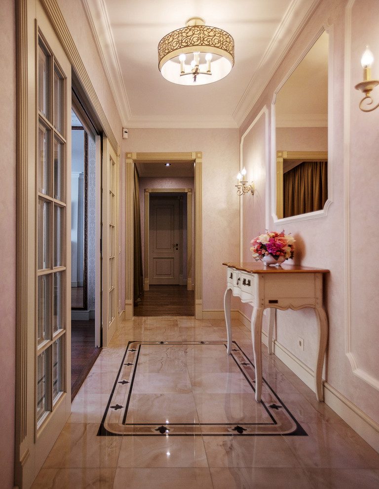 На фото: коридор: освещение в классическом стиле с белыми стенами с