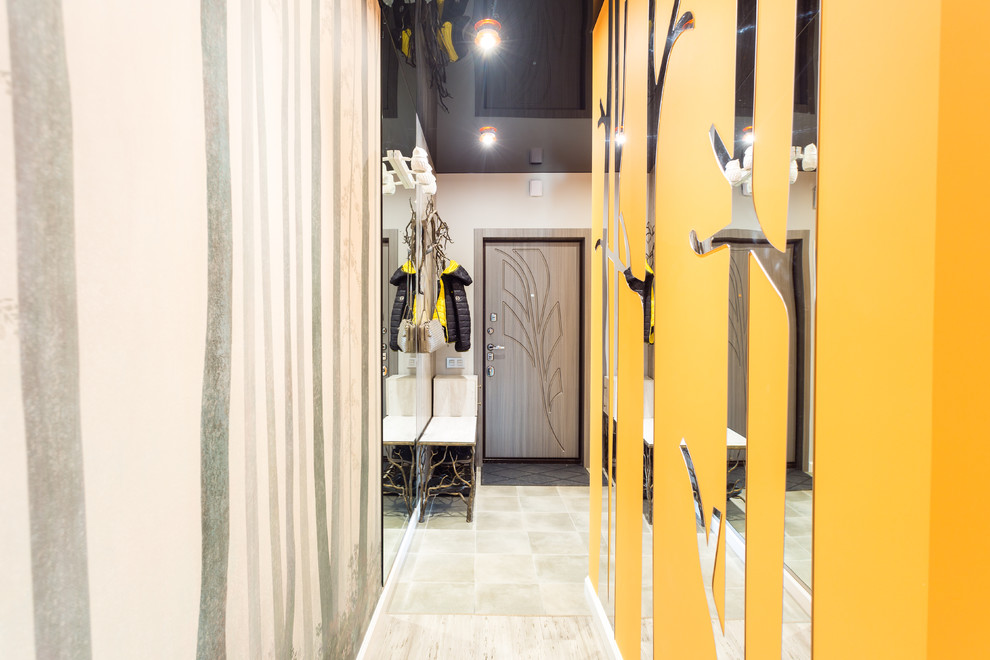 Пример оригинального дизайна: коридор среднего размера в современном стиле с оранжевыми стенами, полом из бамбука и серым полом