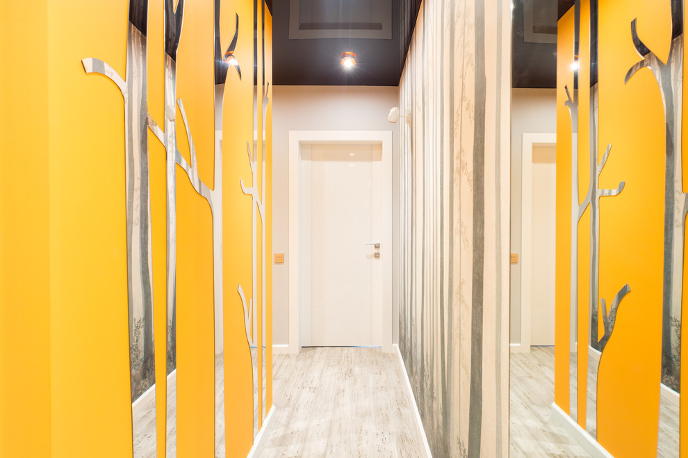 Свежая идея для дизайна: коридор среднего размера в современном стиле с оранжевыми стенами, полом из бамбука и серым полом - отличное фото интерьера