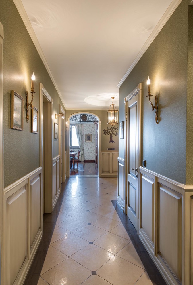 На фото: коридор среднего размера: освещение в классическом стиле с зелеными стенами и полом из керамогранита с