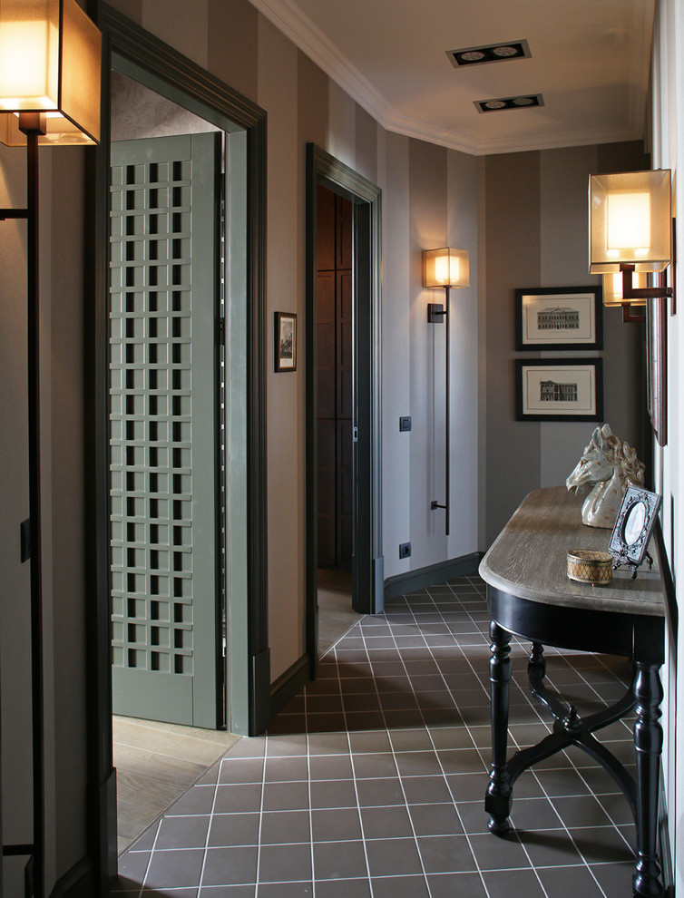 На фото: узкий коридор в классическом стиле с серыми стенами с