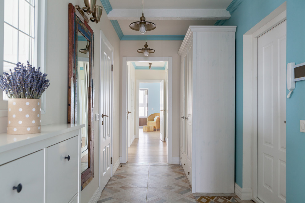 На фото: коридор среднего размера в морском стиле с белыми стенами, полом из керамической плитки и разноцветным полом