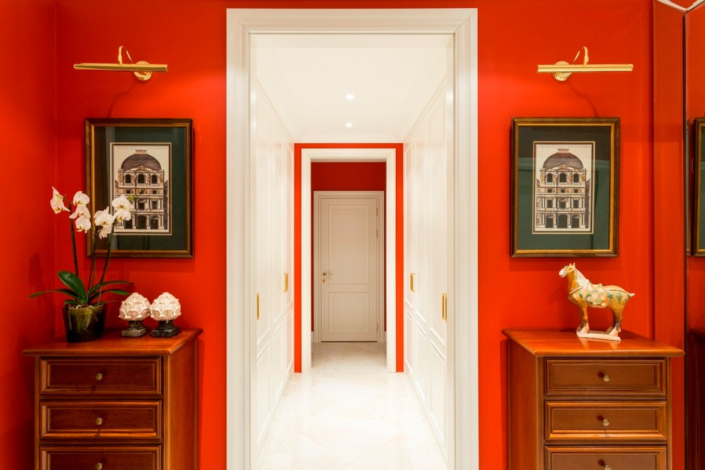 Foto di un ingresso o corridoio eclettico di medie dimensioni con pareti rosse