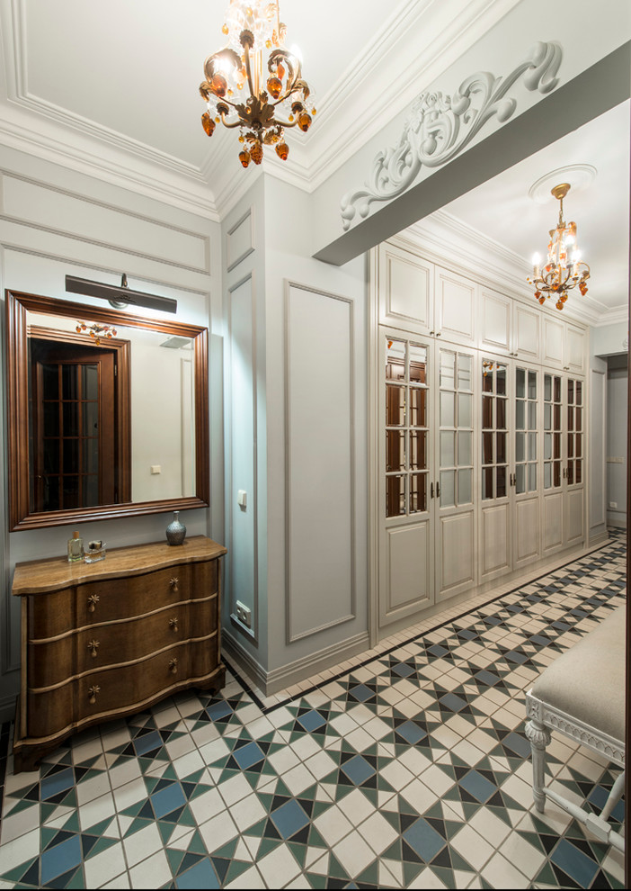 Источник вдохновения для домашнего уюта: коридор в классическом стиле с белыми стенами