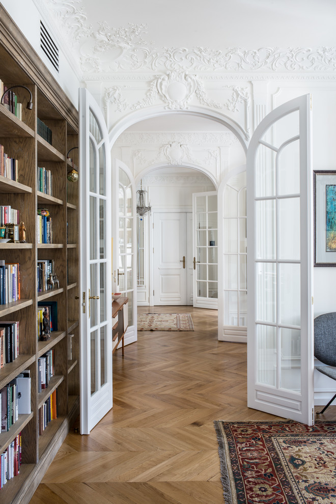 Imagen de recibidores y pasillos clásicos renovados con paredes blancas, suelo de madera en tonos medios y suelo beige
