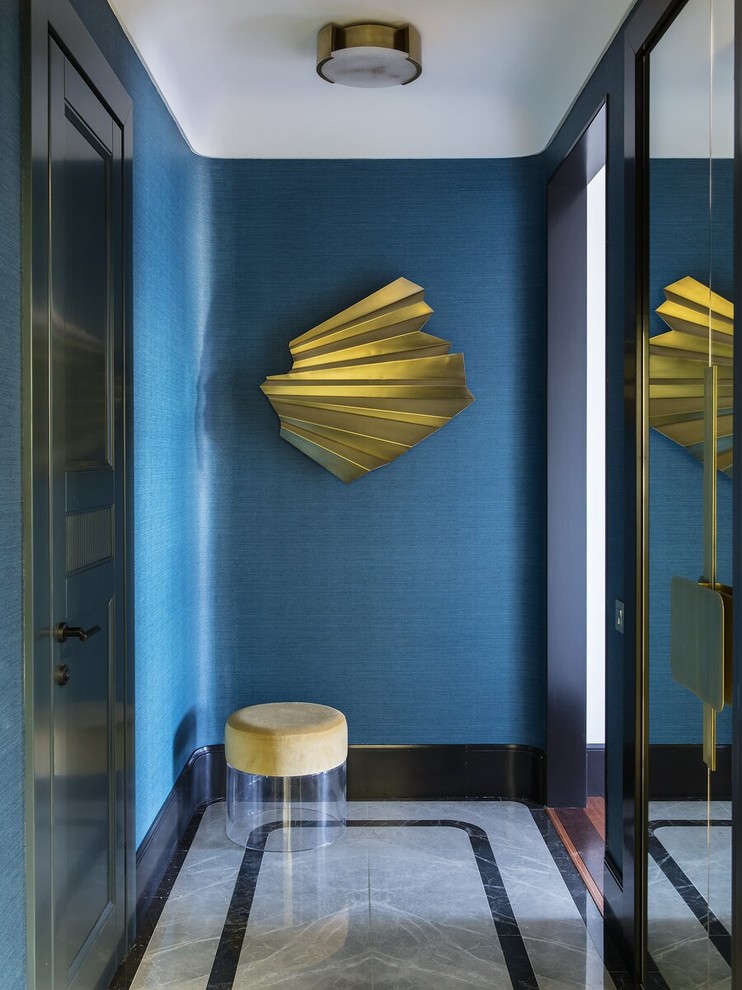 Idee per un ingresso o corridoio classico con pareti blu, pavimento in marmo e pavimento grigio